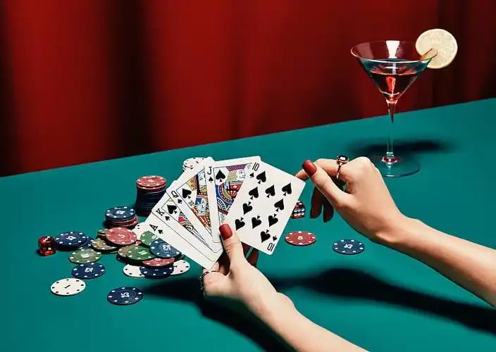 ဘင်ဂို Bingo ကတ်နှင့် Ball များ ရောနှောကစားနေသော မြင်ကွင်း